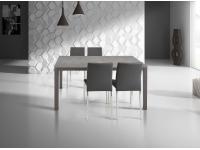 Foto tavolo moderno allungabile con gambe metalliche e piano laminato color antracite