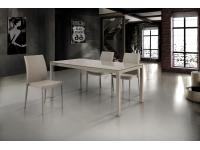 Foto tavolo con piano in vetro struttura in metallo