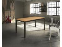 Foto tavolo stile moderno industrial con struttura in metallo e piano in rovere