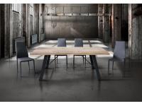 Foto tavolo moderno industrial contemporaneo con gambe in metallo e piano in legno massello rovere