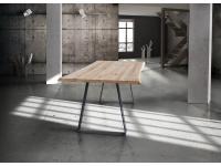 Foto tavolo stile moderno industrial con gambe in metallo antracite e piano rovere massello scortecciato