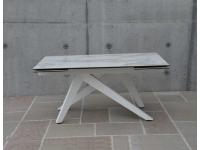 Foto tavolo bianco con base ferro e piano in vetroceramica effetto marmo bianco