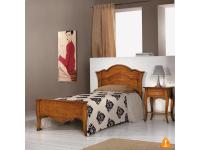 Foto letto singolo in legno con testata sagomata in stile classico arte povera