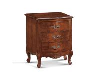 Foto comodino sagomato in legno 3 cassetti in stile classico arte povera