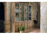 Foto credenza con vetrina alta in legno di pino vecchio per arredamenti abitazioni o alberghi in stile