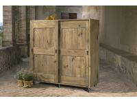 Foto credenza con ruote in pino vecchio con 4 cassetti e 6 ripiani interni con chiusura a chiavistello