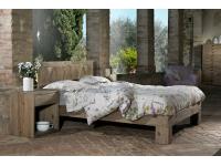 Foto letto matrimoniale in legno di pino vecchio per arredi in stile rustico