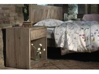 Foto comodino in legno massello di pino vecchio con un cassetto e vano giorno