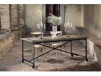 Foto tavolo in legno vecchio con piano intarsiato e struttura in ferro anticato su ruote gommate