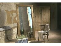 Foto specchiera in legno di olmo vecchio con appoggio