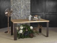 Foto tavolo in legno di frassino, gambe in ferro