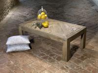 Foto tavolino basso da salotto in legno vecchio