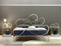 Foto letto matrimoniale in ferro battuto.