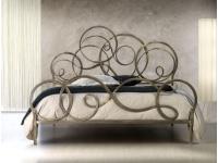 Foto letto matrimoniale in ferro battuto.