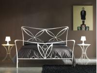 Foto letto matrimoniale in ferro battuto.