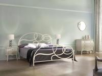 Foto letto matrimoniale in ferro battuto.