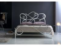 Foto letto matrimoniale in ferro battuto.