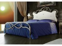 Foto letto matrimoniale, con pannello imbottito, in ferro battuto.