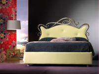 Foto letto matrimoniale, con contenitore e pannello imbottito, in ferro battuto.