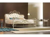 Foto letto matrimoniale in ferro battuto.