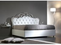 Foto letto matrimoniale, con contenitore e pannello imbottito, in ferro battuto.