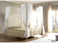 Foto letto baldacchino matrimoniale in ferro battuto.