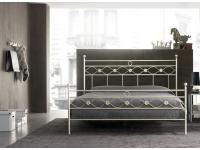 Foto letto matrimoniale in ferro battuto.