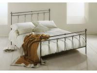 Foto letto matrimoniale in ferro battuto.