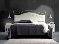 Foto giroletto matrimoniale, con pannello imbottito, in ferro battuto.