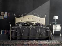 Foto letto matrimoniale, con pannello imbottito, in ferro battuto.