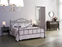 Foto letto matrimoniale in ferro battuto.