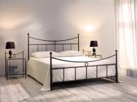 Foto letto matrimoniale in ferro battuto.