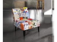 Foto poltrona patchwork con gambe in legno nere per arredi in stile classico