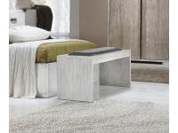 Foto scendiletto in legno porta valigie in stile moderno contemporaneo con seduta imbottita