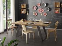 Foto tavolo in stile moderno industrial con gambe in ferro antracite e piano in legno di ontano con patina beige