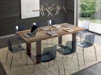 Foto tavolo moderno rustico industrial con gambe in ferro e piano in legno di ontano con patina grigia