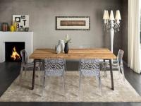 Foto tavolo in legno di conifera vecchia