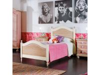 Foto letto singolo in legno di abete con particolari rosa per arredamenti stile rustico country
