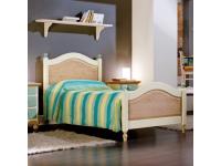 Foto letto singolo in legno di abete con particolari verdi per arredamenti rustici country