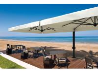 Foto ombrellone maxi con palo decentrato.