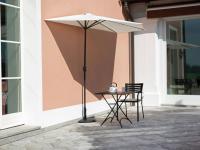 Foto mezzo ombrellone diametro 3 mt. con fusto antracite e mezza base in resina