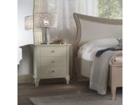 Foto comodino 3 cassetti in legno intagliato laccato opaco per arredamenti in stile contemporaneo