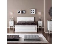 Foto letto matrimoniale in legno bianco con filo grigio per arredi in stile classico contemporaneo