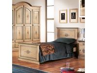 Foto letto singolo in legno colore avorio anticato con profili azzurro antico stile decorato