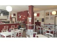 Foto bancone bar in legno in stile moderno contemporaneo bicolore bianco e rosso