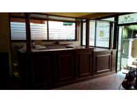 Foto bancone pub bar in legno in color noce scuro in stile irish