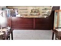 Foto bancone in legno color mogano a doghe orizzontali per ristorante in stile rustico country