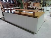 Foto bancone ristorante pizzeria in stile shabby chic country bicolore bianco e miele