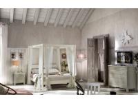 Foto composizione camera matrimoniale in legno, letto a baldacchino bianco e verde antico