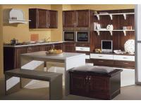 Foto cucina in legno massello di pino ad angolo in color noce in stile rustico